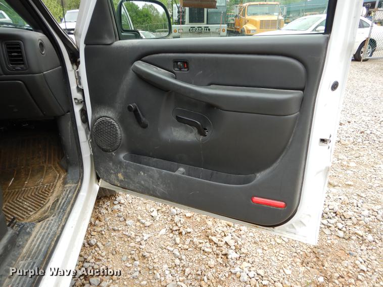 image for item DE8376 2005 Chevrolet Silverado 1500 pickup truck