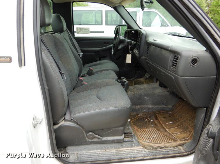 image for item DE8376 2005 Chevrolet Silverado 1500 pickup truck