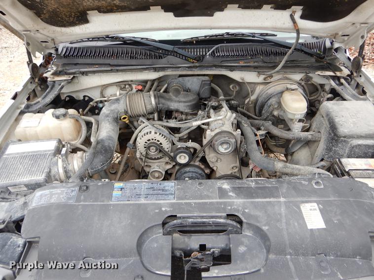 image for item DE8376 2005 Chevrolet Silverado 1500 pickup truck