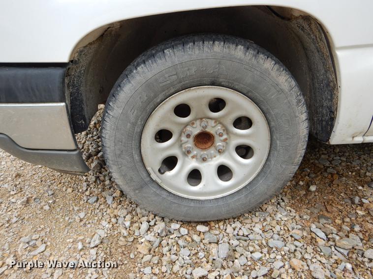 image for item DE8376 2005 Chevrolet Silverado 1500 pickup truck