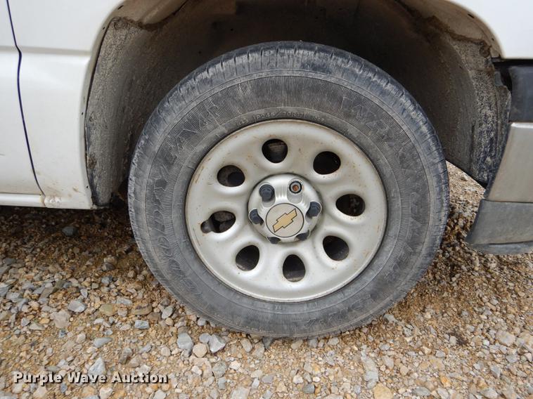 image for item DE8376 2005 Chevrolet Silverado 1500 pickup truck