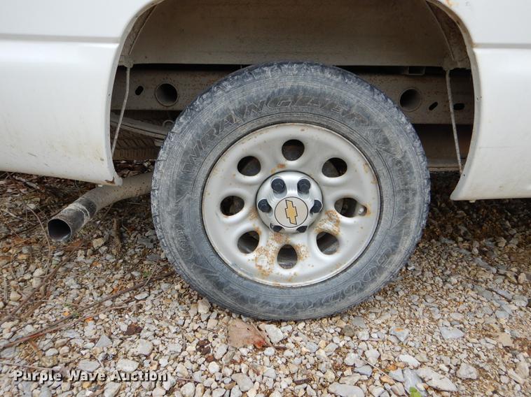 image for item DE8376 2005 Chevrolet Silverado 1500 pickup truck