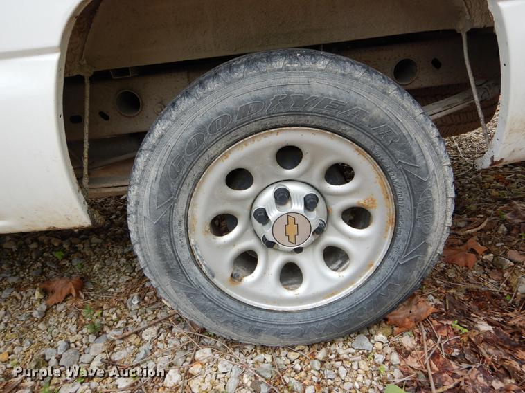 image for item DE8376 2005 Chevrolet Silverado 1500 pickup truck