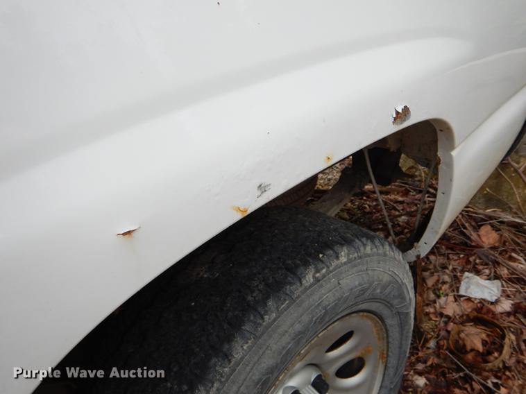 image for item DE8376 2005 Chevrolet Silverado 1500 pickup truck