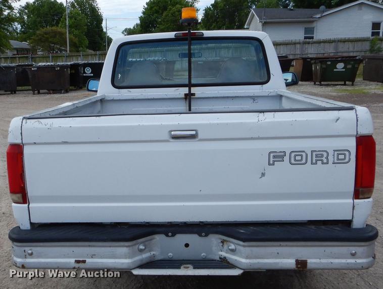 image for item DE8402 1996 Ford F150 XL pickup truck