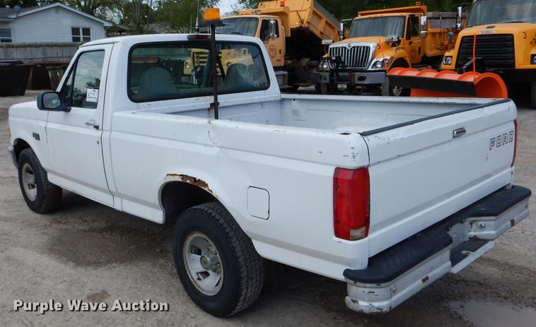 image for item DE8402 1996 Ford F150 XL pickup truck
