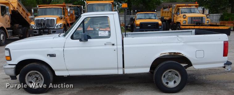 image for item DE8402 1996 Ford F150 XL pickup truck