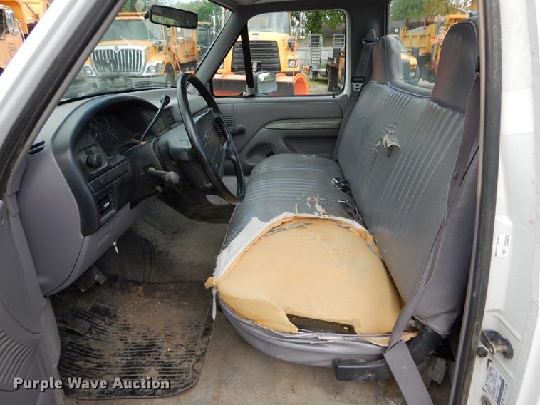 image for item DE8402 1996 Ford F150 XL pickup truck