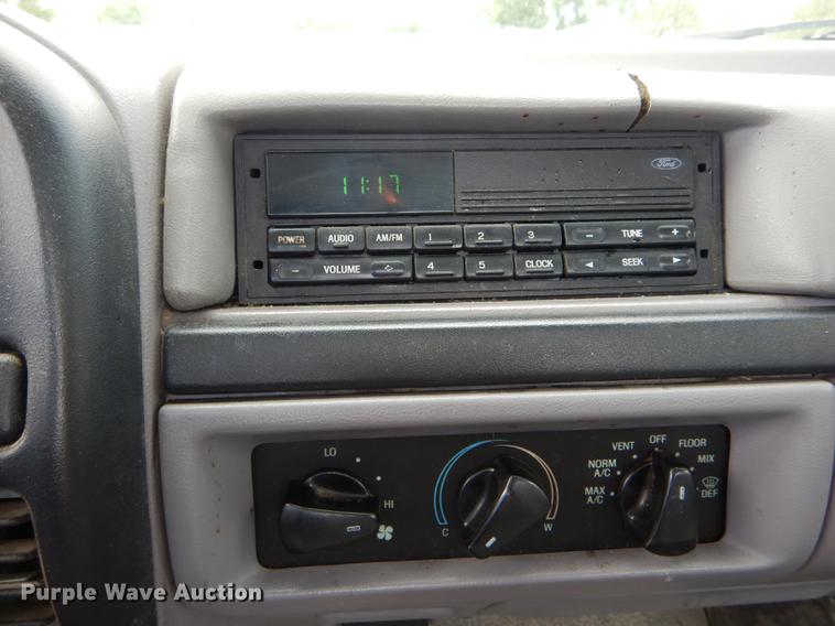 image for item DE8402 1996 Ford F150 XL pickup truck