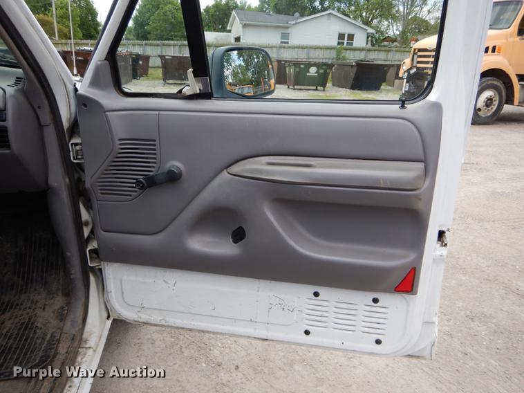 image for item DE8402 1996 Ford F150 XL pickup truck