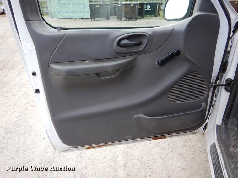 image for item DE8403 2002 Ford F150 pickup truck