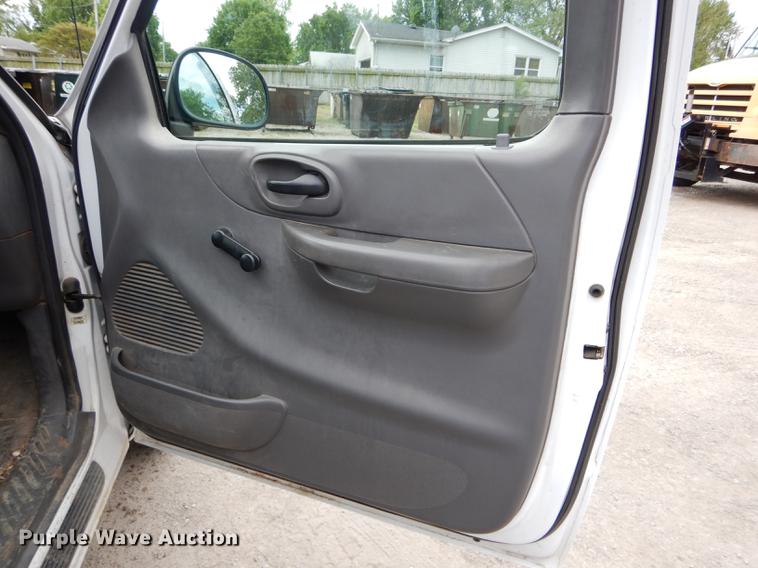 image for item DE8403 2002 Ford F150 pickup truck