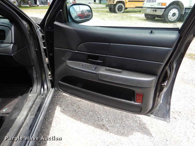 image for item DE8410 2011 Ford Crown Victoria Police Interceptor