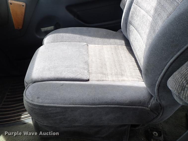 image for item DF1076 1993 Ford F350 Crew Cab pickup truck