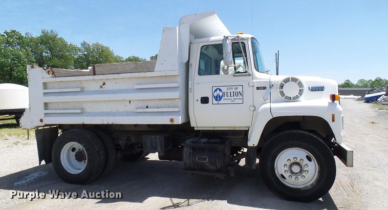 image for item DF7309 1992 Ford L8000 dump truck