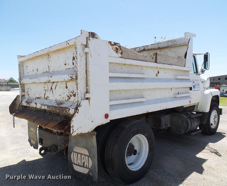 image for item DF7309 1992 Ford L8000 dump truck