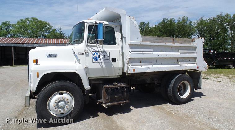 image for item DF7309 1992 Ford L8000 dump truck