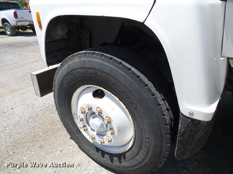 image for item DF7309 1992 Ford L8000 dump truck