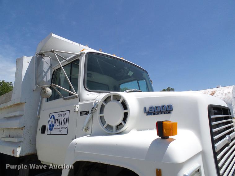 image for item DF7309 1992 Ford L8000 dump truck