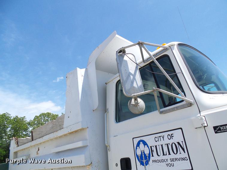 image for item DF7309 1992 Ford L8000 dump truck