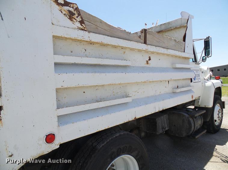 image for item DF7309 1992 Ford L8000 dump truck