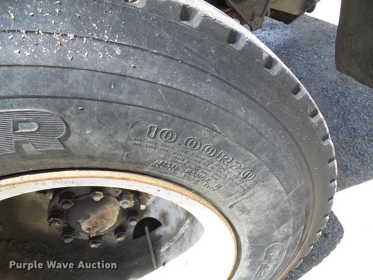 image for item DF7309 1992 Ford L8000 dump truck