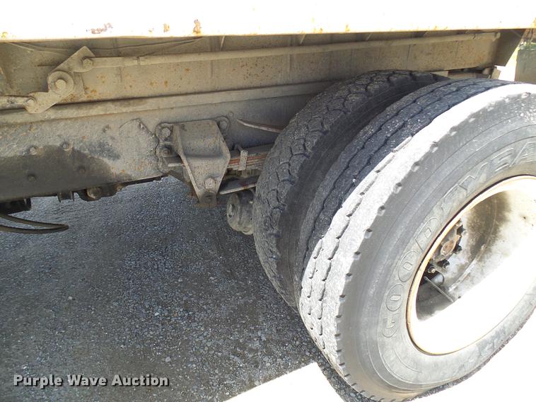 image for item DF7309 1992 Ford L8000 dump truck