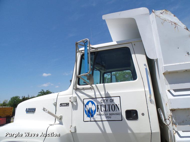image for item DF7309 1992 Ford L8000 dump truck