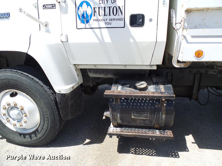 image for item DF7309 1992 Ford L8000 dump truck