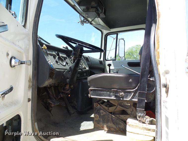 image for item DF7309 1992 Ford L8000 dump truck