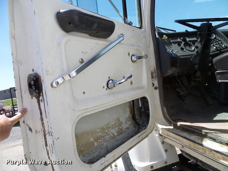 image for item DF7309 1992 Ford L8000 dump truck