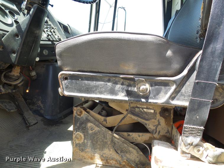 image for item DF7309 1992 Ford L8000 dump truck