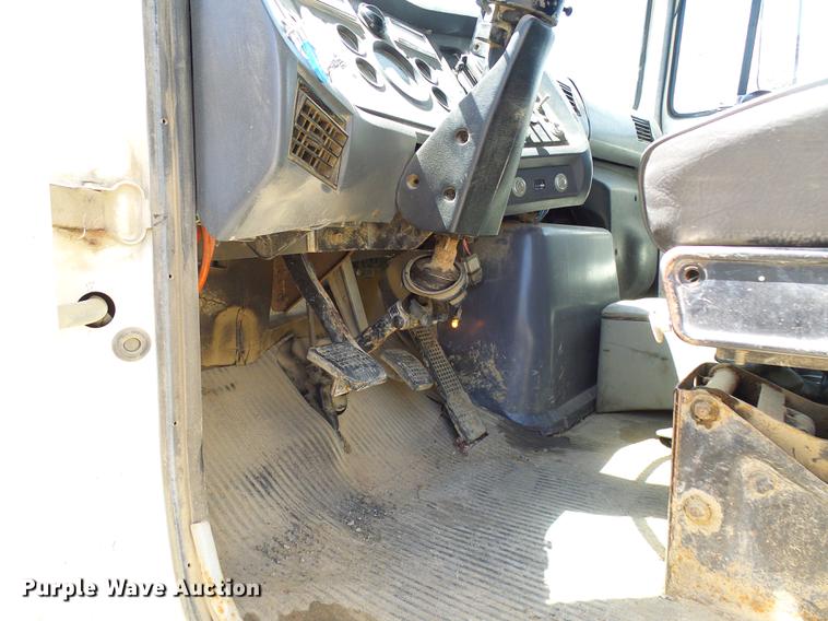 image for item DF7309 1992 Ford L8000 dump truck