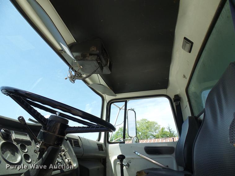 image for item DF7309 1992 Ford L8000 dump truck