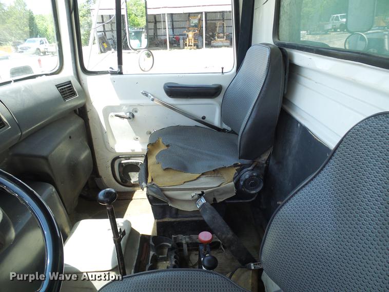 image for item DF7309 1992 Ford L8000 dump truck