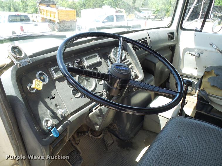 image for item DF7309 1992 Ford L8000 dump truck