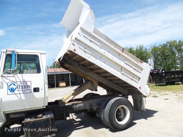 image for item DF7309 1992 Ford L8000 dump truck