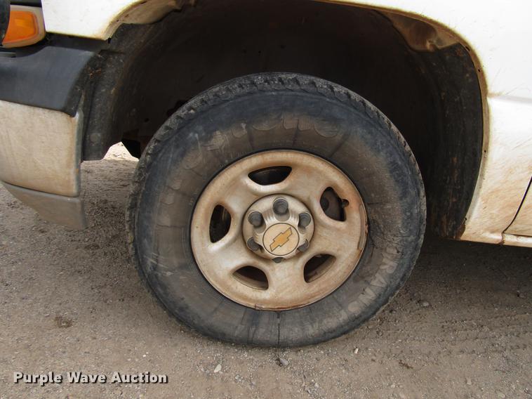 image for item DF8025 2001 Chevrolet Silverado 1500 Ext. Cab pickup truck