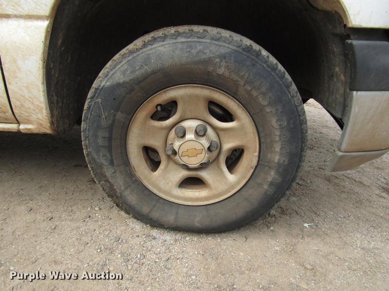 image for item DF8025 2001 Chevrolet Silverado 1500 Ext. Cab pickup truck