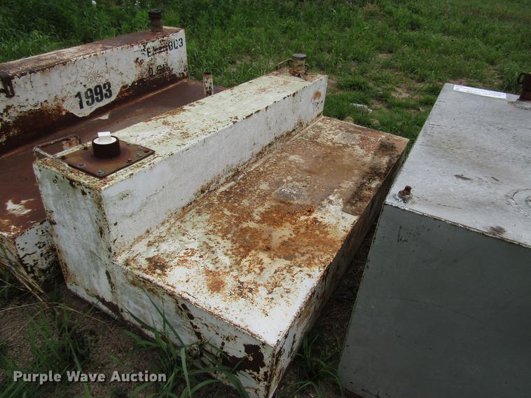 image for item DF8036 (3) fuel tanks