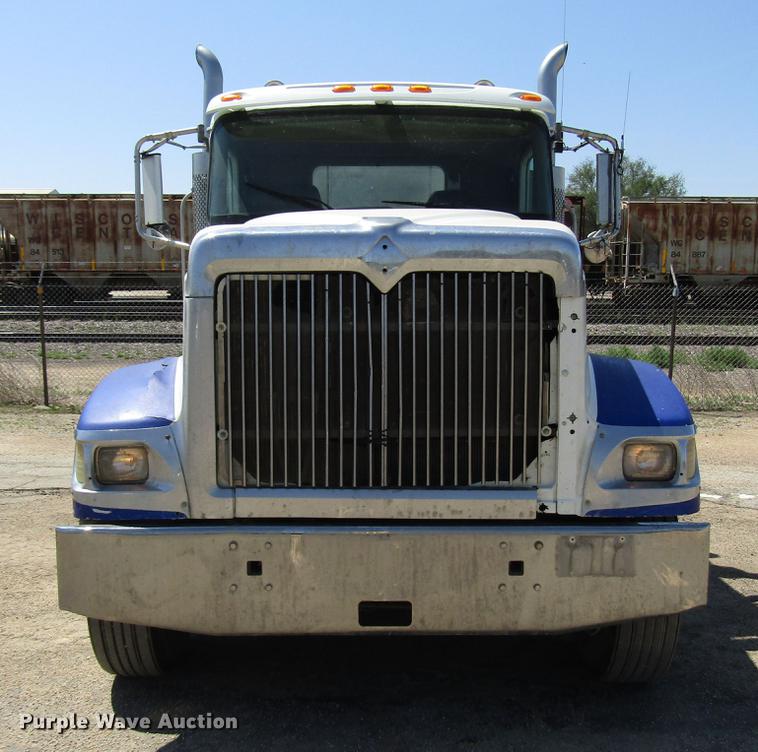 image for item DF8078 2005 International 9900i semi truck