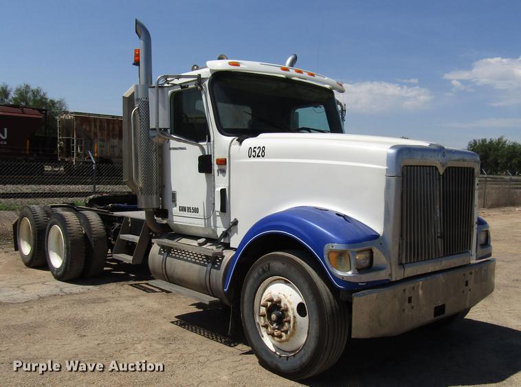 image for item DF8078 2005 International 9900i semi truck