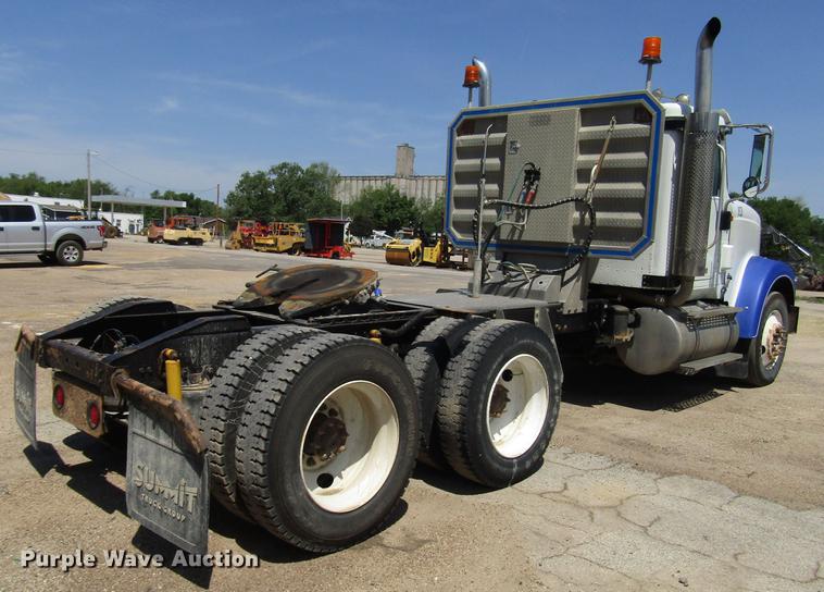 image for item DF8078 2005 International 9900i semi truck