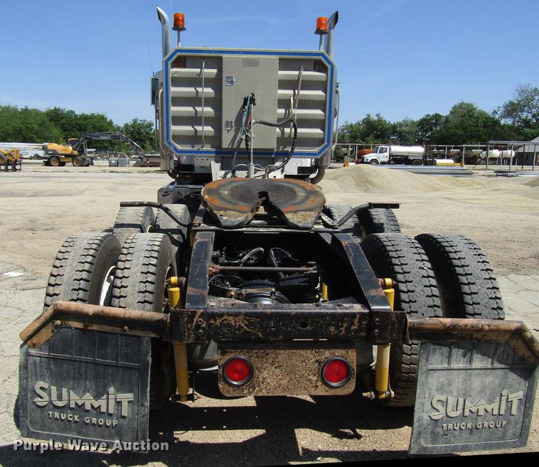 image for item DF8078 2005 International 9900i semi truck