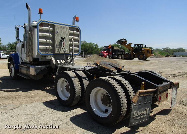 image for item DF8078 2005 International 9900i semi truck