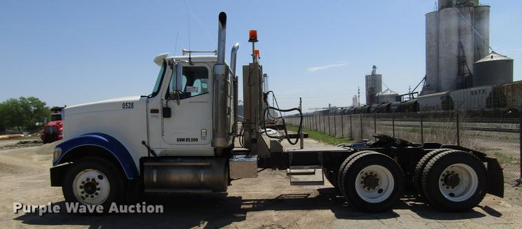 image for item DF8078 2005 International 9900i semi truck