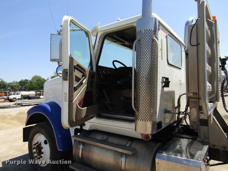 image for item DF8078 2005 International 9900i semi truck