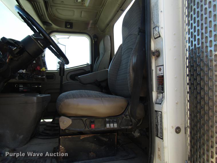 image for item DF8078 2005 International 9900i semi truck