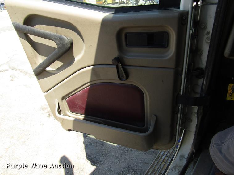 image for item DF8078 2005 International 9900i semi truck