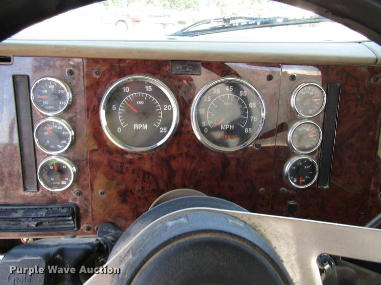 image for item DF8078 2005 International 9900i semi truck